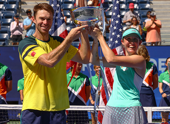 ジョン・ピアース、ストーム・サンダース