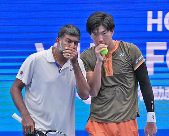 （左から）柚木武、ローハン・ボパンナ