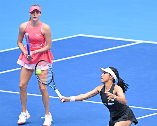 （手前から）加藤未唯、ファニ・ストラー