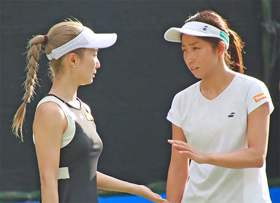 （左から）小堀桃子、清水綾乃