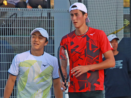 （左から）清水悠太とトゥロター・ジェームズ